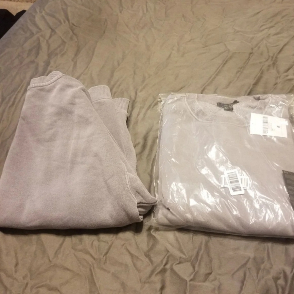 2 small sweaters - Picture 4 of 5